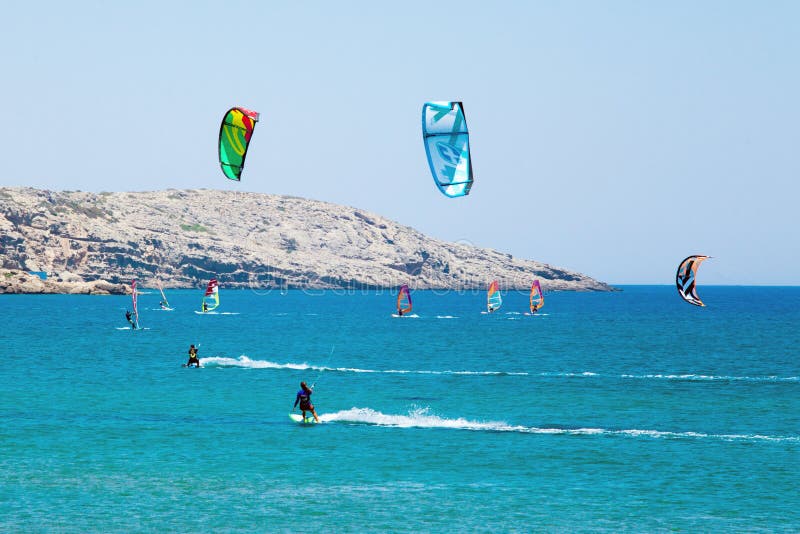 Folk som öva Kitesurfing Strand på halvön Prasonisi, Rhodes royaltyfri fotografi Folk som öva Kitesurfing Strand på halvön Prasonisi, Rhodes royaltyfri fotografi