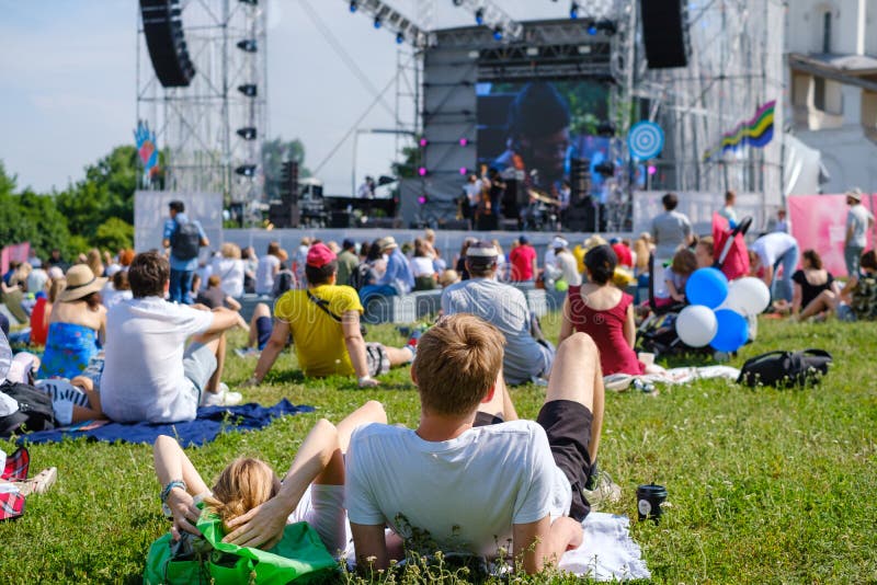Folk tittar på konsert på musikfestivalen utomlands