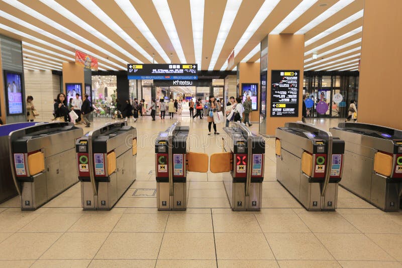 Folk över Tennoji gångtunnelstation royaltyfria bilder Folk över Tennoji gångtunnelstation royaltyfria bilder