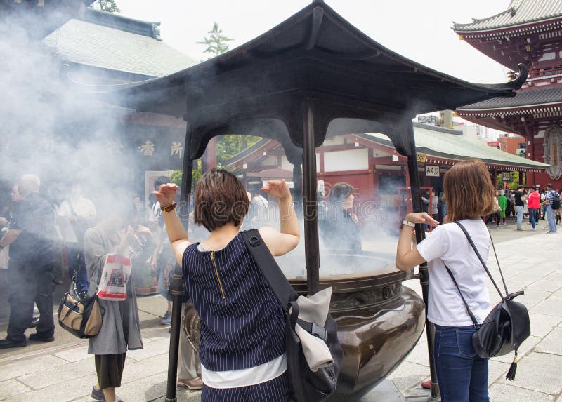 Folket ber på den Senso-ji relikskrin arkivbilder Folket ber på den Senso-ji relikskrin arkivbilder