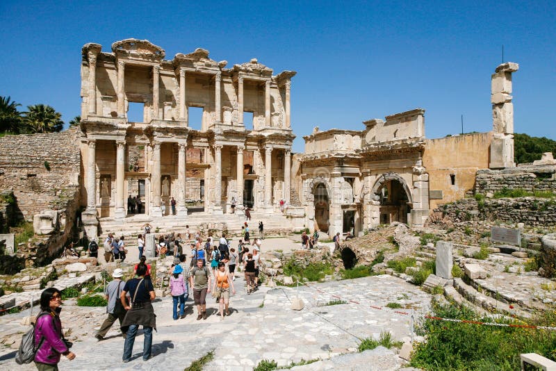 Folket besöker arkivet av Celsus i Ephesus forntida stad I arkivbilder Folket besöker arkivet av Celsus i Ephesus forntida stad I arkivbilder