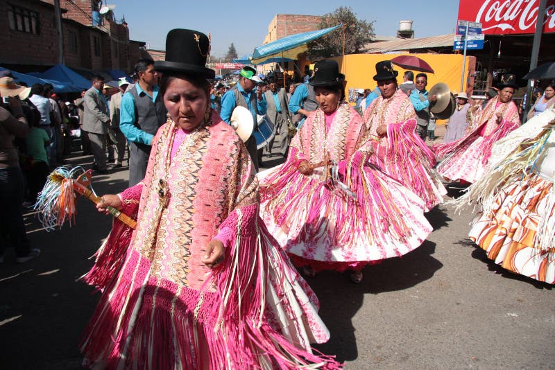 Folket dansar och spelar musik i dräkter i Bolivia arkivbilder Folket dansar och spelar musik i dräkter i Bolivia arkivbilder