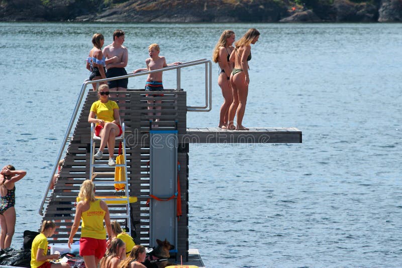 Folket dyker in i vatten och solbadar i Oslo, Norge royaltyfri fotografi Folket dyker in i vatten och solbadar i Oslo, Norge royaltyfri fotografi
