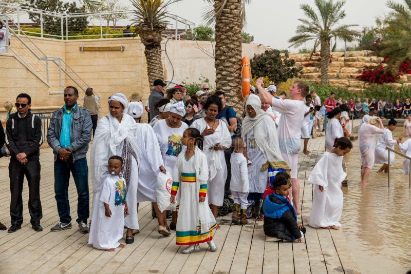 Folket f? r d? pt i Jordan River i Israel royaltyfri bild