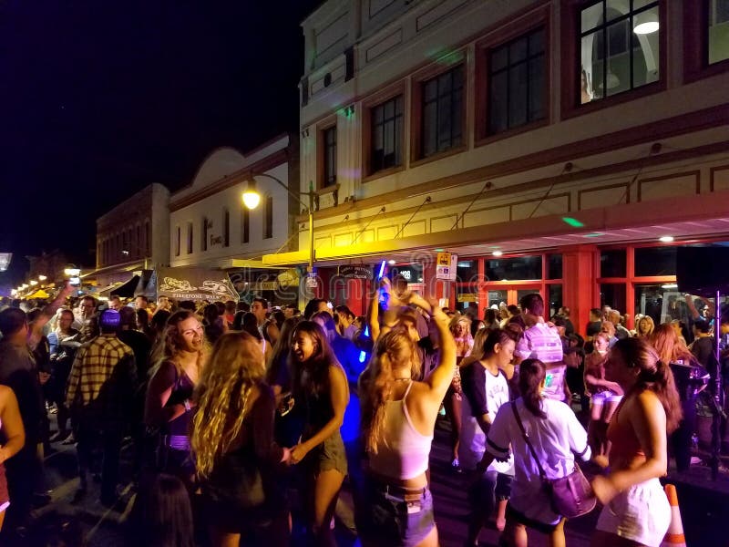 Folket hänger ut och festar i gatan i kineskvarter royaltyfria foton Folket hänger ut och festar i gatan i kineskvarter royaltyfria foton