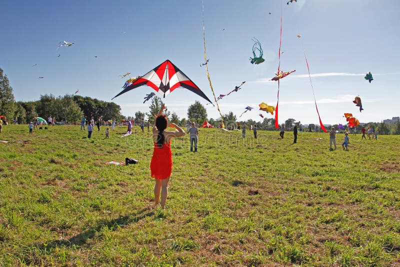 Folket lanserar nyckelpigadraken in i himlen på drakefestivalen i parkera Tsaritsyno i Moskva arkivbilder Folket lanserar nyckelpigadraken in i himlen på drakefestivalen i parkera Tsaritsyno i Moskva arkivbilder