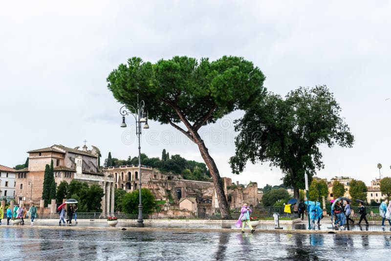 Folket på via den Dei Fori Imperiali gatan fördärvar tillsammans med av forumet av Augustus Forum Romanum i Rome, Italien royaltyfria foton Folket på via den Dei Fori Imperiali gatan fördärvar tillsammans med av forumet av Augustus Forum Romanum i Rome, Italien royaltyfria foton