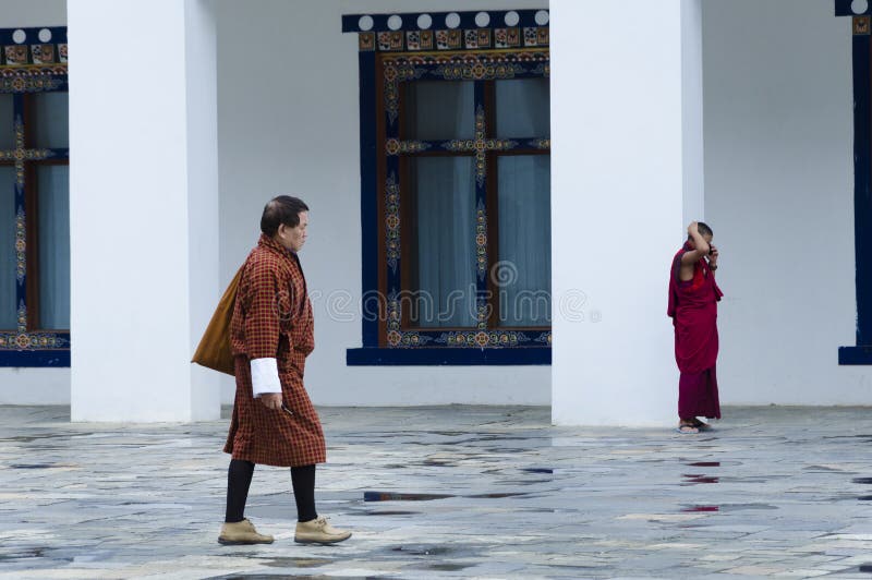 Folket som går i traditionell klänning fotografering för bildbyråer Folket som går i traditionell klänning fotografering för bildbyråer