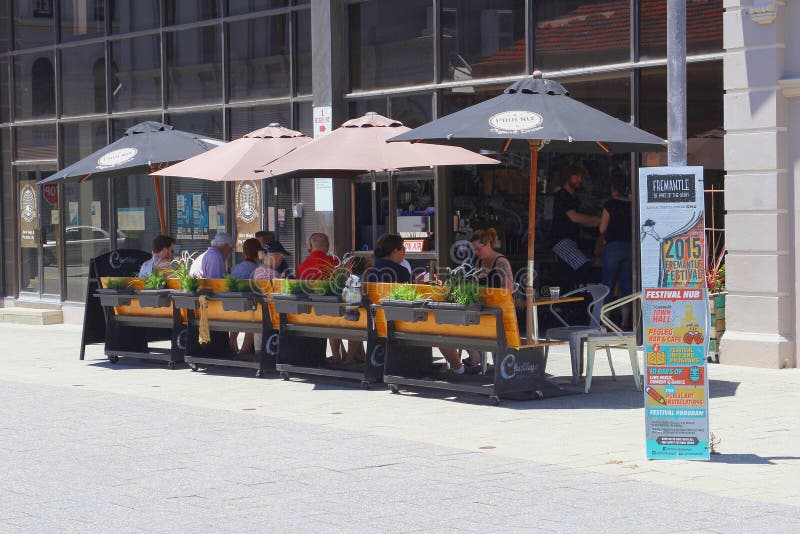 Folket tycker om mat, och drycker på ett kafé terrasserar i Freemantle, västra Australien arkivbilder Folket tycker om mat, och drycker på ett kafé terrasserar i Freemantle, västra Australien arkivbilder