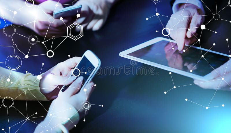 Folkhänder genom att använda mobiltelefoner och den digitala minnestavlan; åtskillig exponering fotografering för bildbyråer Folkhänder genom att använda mobiltelefoner och den digitala minnestavlan; åtskillig exponering fotografering för bildbyråer