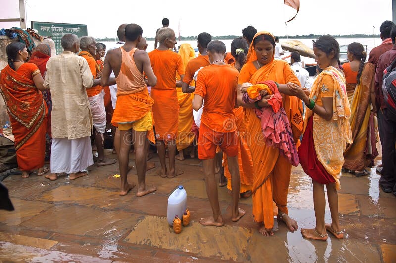 Folkindier som har gyckel, medan ta det rituella badet i Gangeset River royaltyfri fotografi