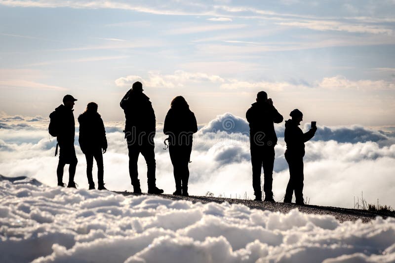 Folkkonturer på bergmaximumet arkivfoto Folkkonturer på bergmaximumet arkivfoto