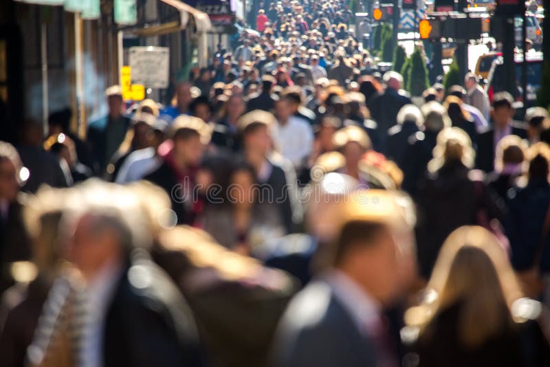 Folkmassa av folk som går på stadsgatan