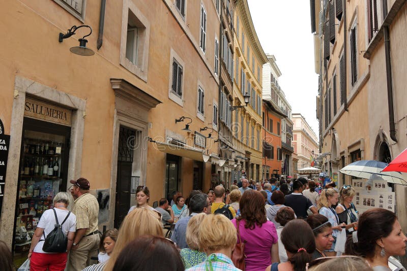 Folkmassa av turister på den forntida gatan i Rome, Italien arkivbilder Folkmassa av turister på den forntida gatan i Rome, Italien arkivbilder