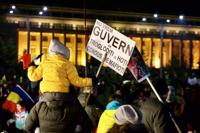 Folkmassa som protesterar mot regering i Rumänien royaltyfri foto Folkmassa som protesterar mot regering i Rumänien royaltyfri foto