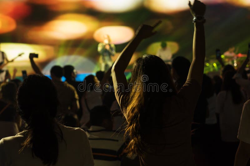 Folkmassa som tycker om konserten, stor grupp som firar ferie för nytt år, roligt begrepp för partibakgrund arkivfoto Folkmassa som tycker om konserten, stor grupp som firar ferie för nytt år, roligt begrepp för partibakgrund arkivfoto