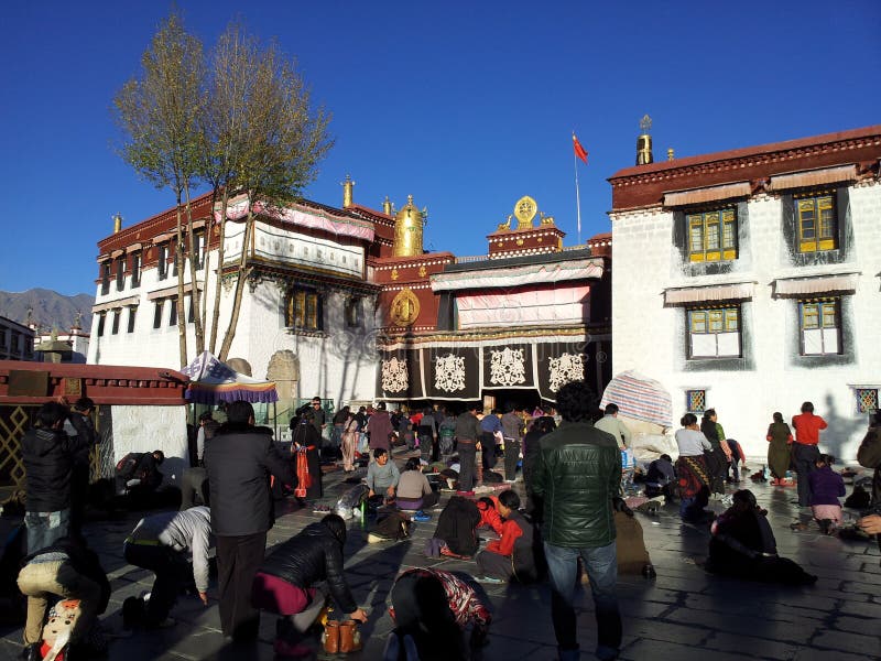 Folkmassadyrkan på förutom den Jokhang templet arkivbilder Folkmassadyrkan på förutom den Jokhang templet arkivbilder
