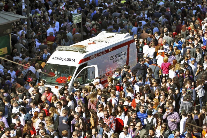 Folkmassor av folk och ambulansen royaltyfri bild Folkmassor av folk och ambulansen royaltyfri bild