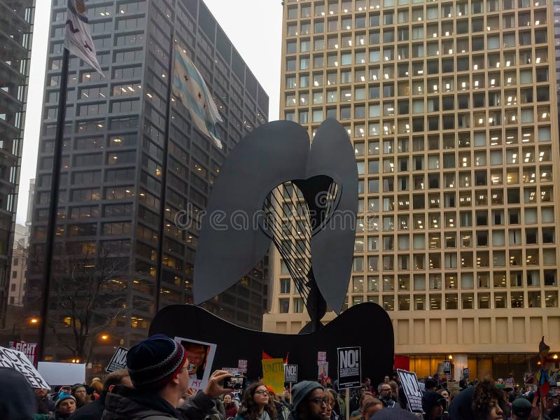 Folkmassor samlar på Daley Plaza i Chicago för att protestera invigningen av presidenten av Amerikas förenta stater fotografering för bildbyråer Folkmassor samlar på Daley Plaza i Chicago för att protestera invigningen av presidenten av Amerikas förenta stater fotografering för bildbyråer