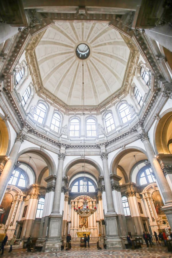 Folksightinre av Santa Maria della Salute fotografering för bildbyråer Folksightinre av Santa Maria della Salute fotografering för bildbyråer