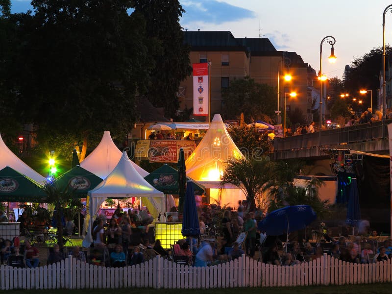 Folla al festival di notte di estate fotografia stock libera da diritti Folla al festival di notte di estate fotografia stock libera da diritti
