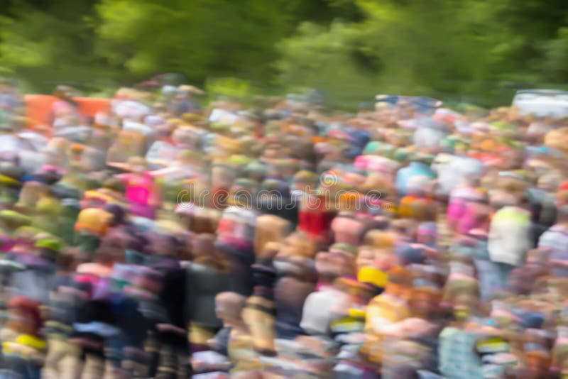 Folla astratta dei giovani irriconoscibili molto vaghi, fondo variopinto luminoso, fuoco selettivo immagine stock Folla astratta dei giovani irriconoscibili molto vaghi, fondo variopinto luminoso, fuoco selettivo immagine stock