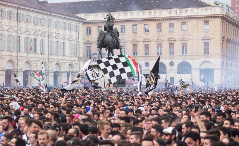 Folla dei tifosi nella città che celebra vittoria fotografia stock Folla dei tifosi nella città che celebra vittoria fotografia stock