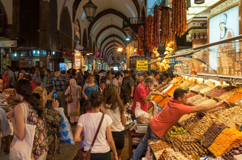 Folla di acquisto multi-etnico della gente al mercato grande del bazar a Costantinopoli immagine stock libera da diritti Folla di acquisto multi-etnico della gente al mercato grande del bazar a Costantinopoli immagine stock libera da diritti