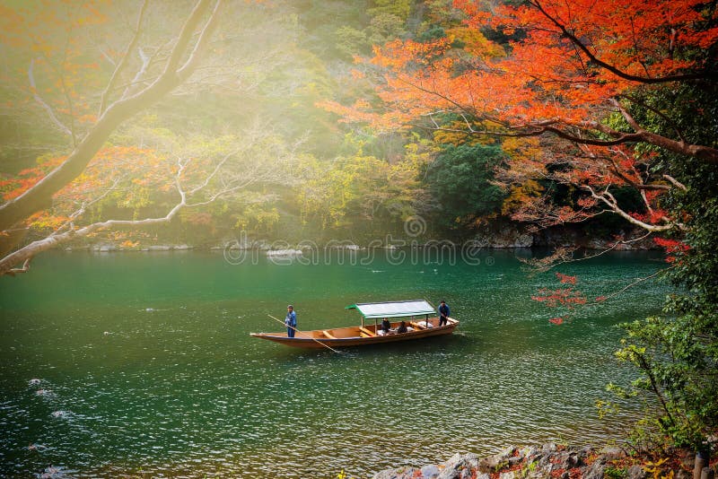 Follaje del otoño en el río de Hozu, Arashiyama foto de archivo Follaje del otoño en el río de Hozu, Arashiyama foto de archivo