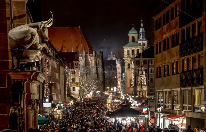 Folle al mercato di Natale di Norimberga
