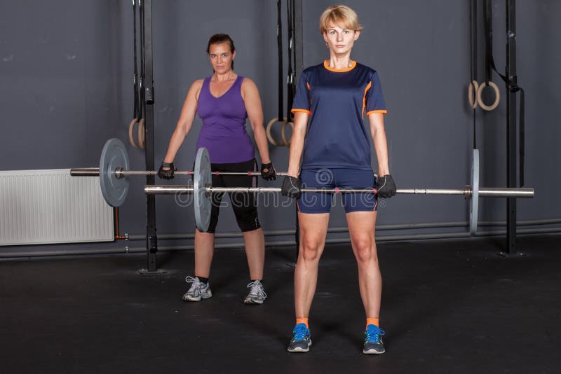 Folâtre l'haltérophilie de formation de barbell de femme photographie stock libre de droits Folâtre l'haltérophilie de formation de barbell de femme photographie stock libre de droits