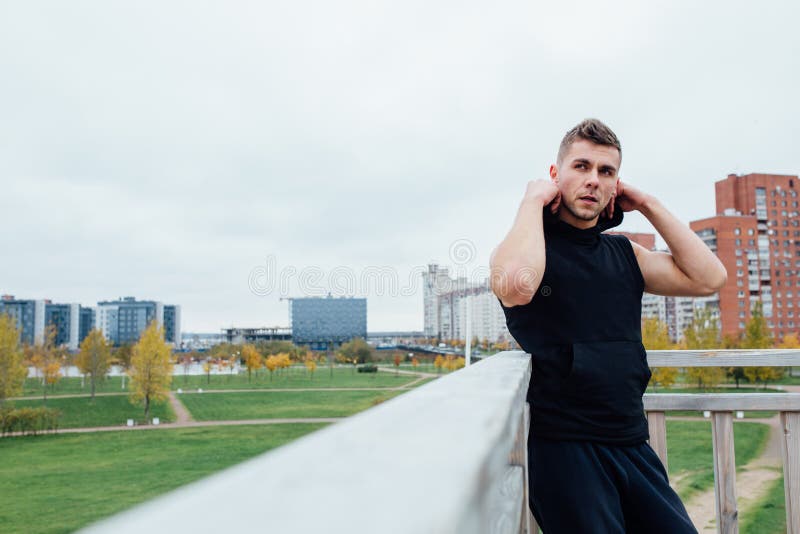 Folâtrez l'homme de forme physique posant contre le contexte de la ville Parc masculin de chute d'extérieur d'athlète Modèle conv photo libre de droits Folâtrez l'homme de forme physique posant contre le contexte de la ville Parc masculin de chute d'extérieur d'athlète Modèle conv photo libre de droits