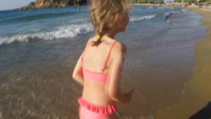 Fonctionnement adorable de petite fille clips vidéos