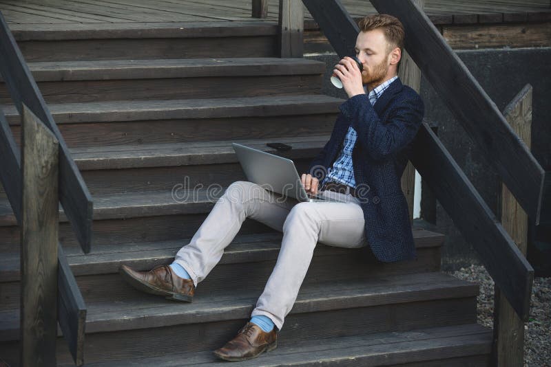 Fonctionnement beau d'homme d'affaires photo libre de droits Fonctionnement beau d'homme d'affaires photo libre de droits