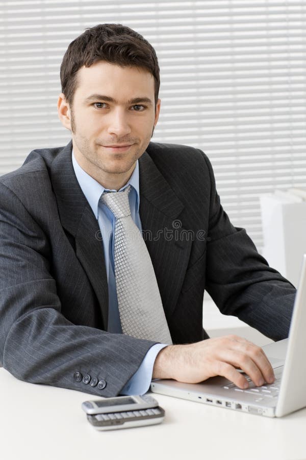 Homme D'affaires Dans Le Bureau Image stock - Image du regarder, heureux:  61709453