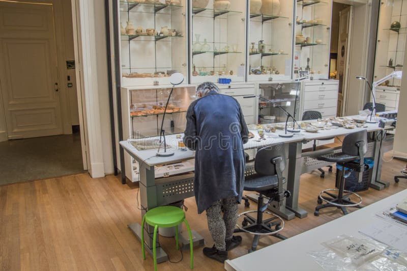 Fonctionnement de personne à un laboratoire Allard Pierson Museum Amsterdam The Pays-Bas 2018 d'archéologie images libres de droits Fonctionnement de personne à un laboratoire Allard Pierson Museum Amsterdam The Pays-Bas 2018 d'archéologie images libres de droits