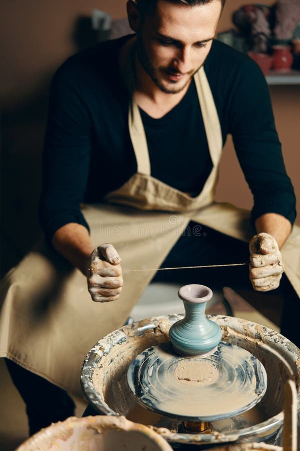 Portrait De Potier Mâle Adulte Travaillant Avec De L'argile Sur Un Tour De  Potier En Atelier Banque D'Images et Photos Libres De Droits. Image 62787047