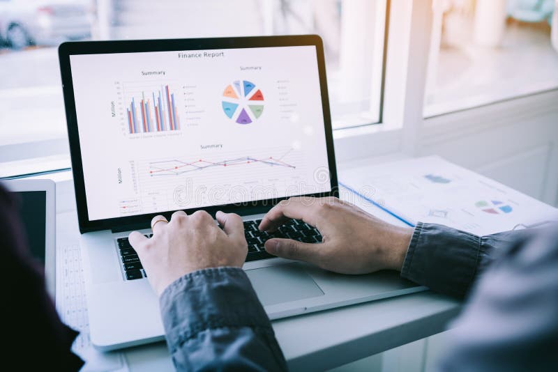 Fonctionnement et collègue de personne de deux entrepreneurs analysant des données pour de nouveaux affaires et marketing de déma photo libre de droits Fonctionnement et collègue de personne de deux entrepreneurs analysant des données pour de nouveaux affaires et marketing de déma photo libre de droits