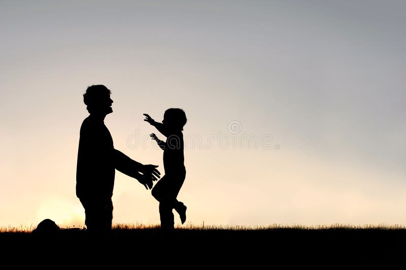 Fonctionnement heureux d'enfant en bas âge pour saluer la silhouette de papa photo libre de droits Fonctionnement heureux d'enfant en bas âge pour saluer la silhouette de papa photo libre de droits