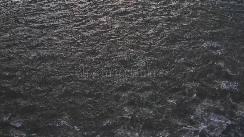 Fonctionnement rapide de rivière Plan rapproché de surface de l'eau banque de vidéos