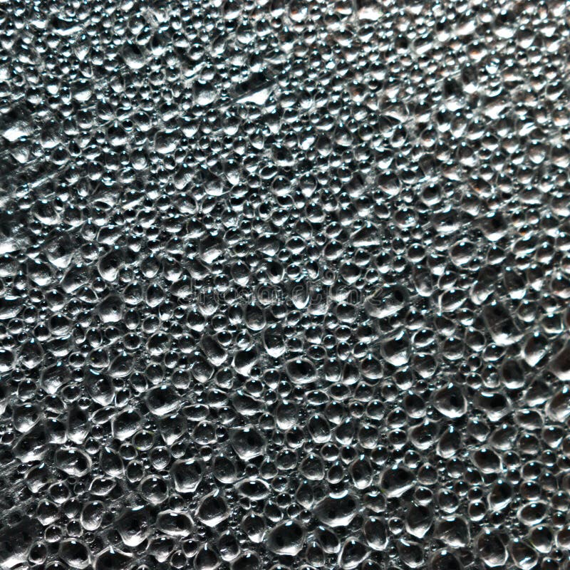 Fond abstrait des gouttelettes de vapeur saturée ou d'eau sur l'aluminium photos libres de droits Fond abstrait des gouttelettes de vapeur saturée ou d'eau sur l'aluminium photos libres de droits