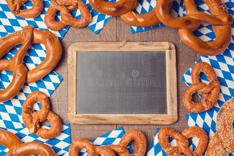 Fond allemand de festival de bière d'Oktoberfest avec le tableau et le bretzel images stock Fond allemand de festival de bière d'Oktoberfest avec le tableau et le bretzel images stock