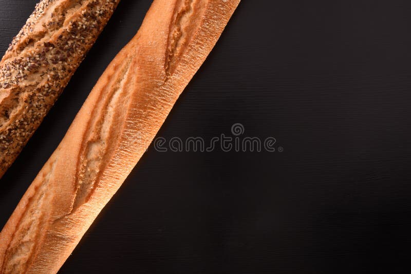 Fond avec des baguettes sur le dessus noir de détail de table photographie stock Fond avec des baguettes sur le dessus noir de détail de table photographie stock