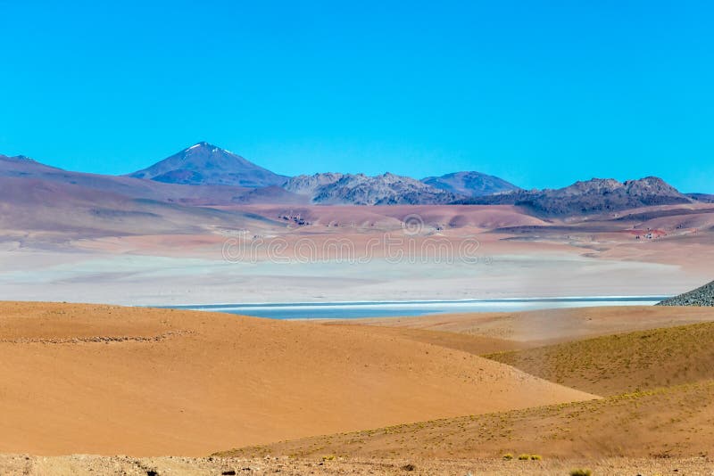 Fond avec le paysage stérile de désert dans le Bolivien les Andes, dans la réserve naturelle Edoardo Avaroa photo stock Fond avec le paysage stérile de désert dans le Bolivien les Andes, dans la réserve naturelle Edoardo Avaroa photo stock