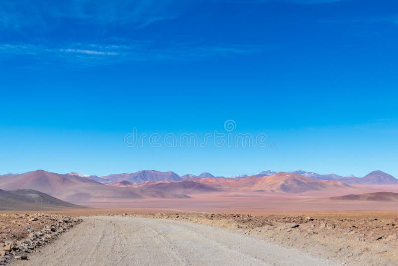Fond avec le paysage stérile de désert dans le Bolivien les Andes, dans la réserve naturelle Edoardo Avaroa photo stock Fond avec le paysage stérile de désert dans le Bolivien les Andes, dans la réserve naturelle Edoardo Avaroa photo stock