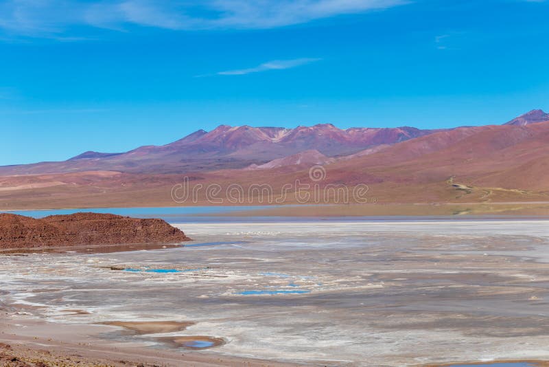 Fond avec le paysage stérile de désert dans le Bolivien les Andes, dans la réserve naturelle Edoardo Avaroa photographie stock Fond avec le paysage stérile de désert dans le Bolivien les Andes, dans la réserve naturelle Edoardo Avaroa photographie stock