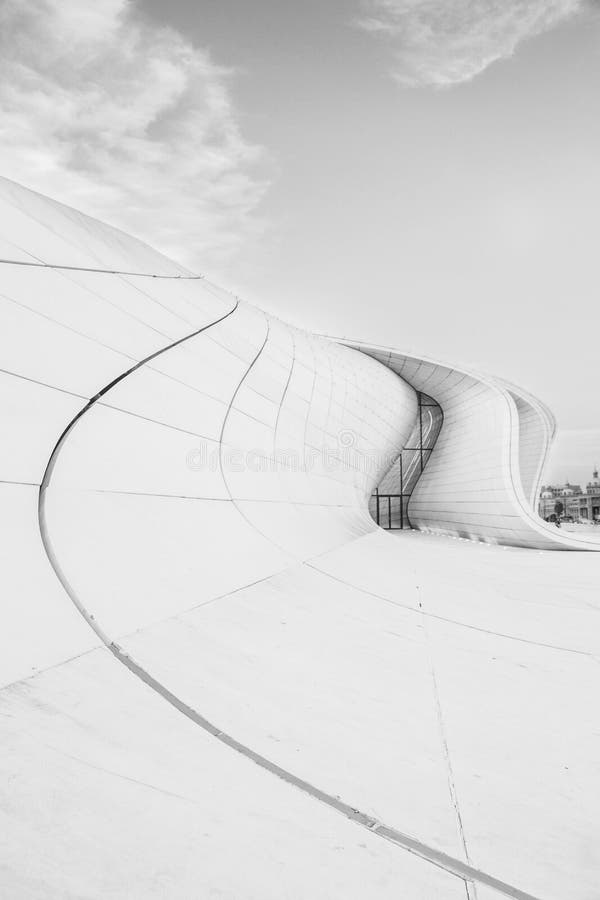 Fond blanc de circulaire d'architecture Conception moderne de construction Formes incurv?es de r?sum? photographie stock libre de droits Fond blanc de circulaire d'architecture Conception moderne de construction Formes incurv?es de r?sum? photographie stock libre de droits