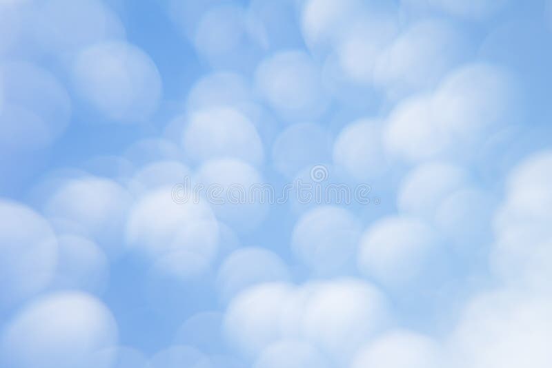 Fond bleu-clair mou abstrait avec les cercles brouillés Petits nuages un jour ensoleillé Fond photo libre de droits Fond bleu-clair mou abstrait avec les cercles brouillés Petits nuages un jour ensoleillé Fond photo libre de droits