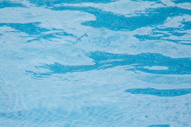 Piscine Avec La Couleur  D eau  Bleue  Vibrante Photo stock 