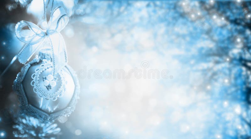 Fond bleu de Noël d'hiver avec l'arbre, les branches et la babiole, frontière de vacances photographie stock libre de droits Fond bleu de Noël d'hiver avec l'arbre, les branches et la babiole, frontière de vacances photographie stock libre de droits